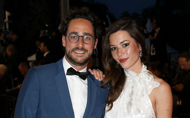 GALA VIDEO - Thomas Hollande : sa femme Émilie Broussouloux enceinte, elle dévoile son beau ventre rond dans une robe moulante très printanière