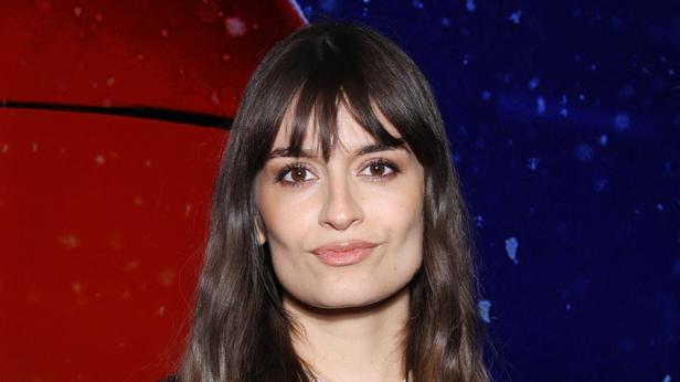 GALA VIDEO - Clara Luciani adolescente avec des lunettes : la chanteuse dévoile une adorable photo !