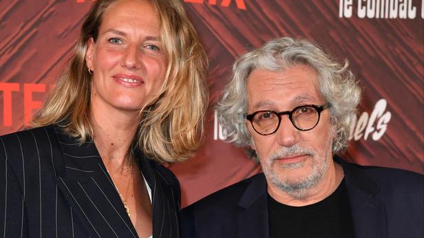 GALA VIDEO - Alain Chabat, rare apparition avec sa femme Tiara, de 23 ans sa cadette : le couple très complice !