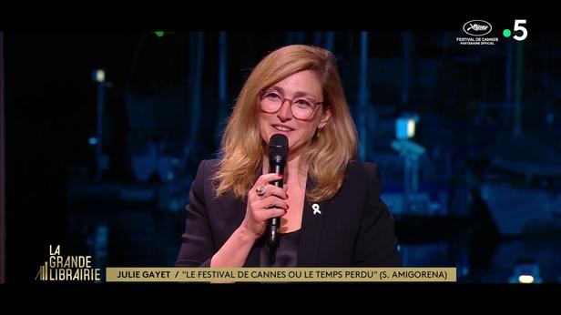 Surprise ! Julie Gayet surgit face à son ex Santiago Amigorena, moment d’émotion en direct