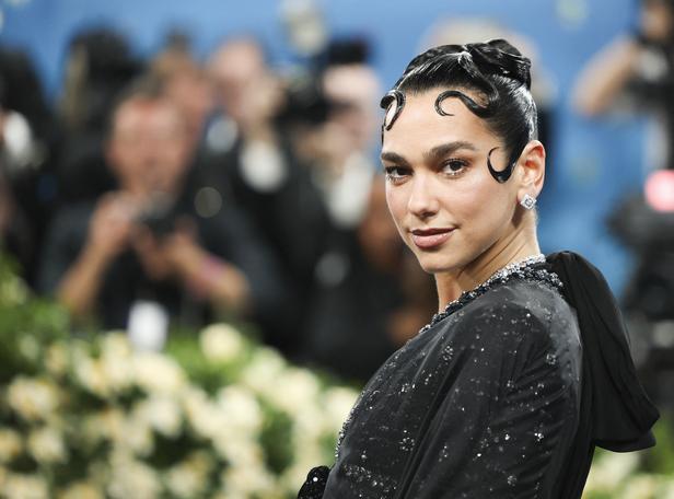 Dua Lipa et 300 artistes britanniques demandent l’arrêt des ventes d’armes à Israël