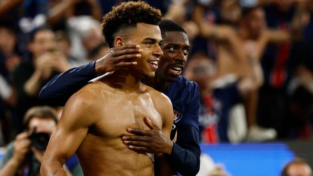  Dembélé, Doué, Marquinhos...Les joueurs soulèvent le trophée face aux supporters aux Champs-Élysées