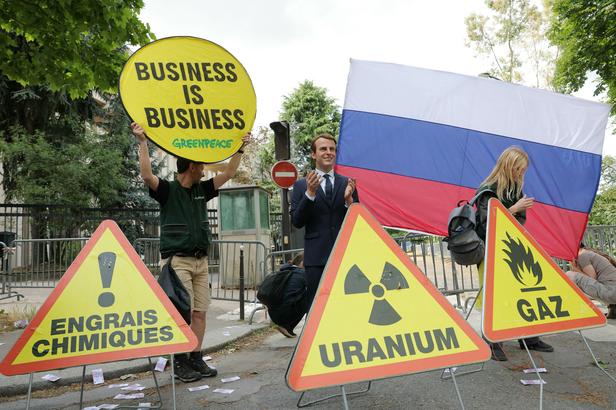 Les images ahurissantes de la statue d'Emmanuel Macron devant l'ambassade de Russie