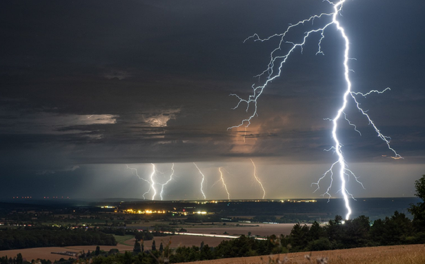 Les images des impressionnants orages qui ont frappé le Centre-Est de la France