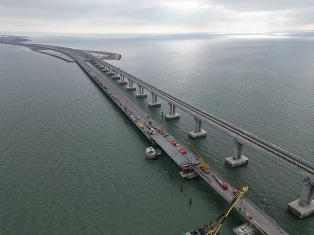 guerre-en-ukraine-kiev-affirme-avoir-endommag-le-pont-de-crim-e