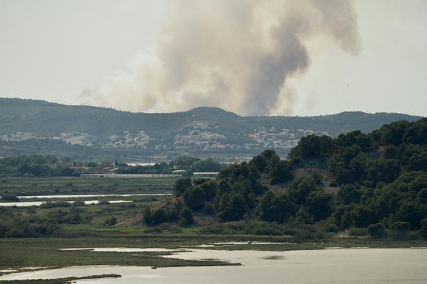  les images de l'impressionnant feu de forêt qui a déjà ravagé au moins 100 hectares