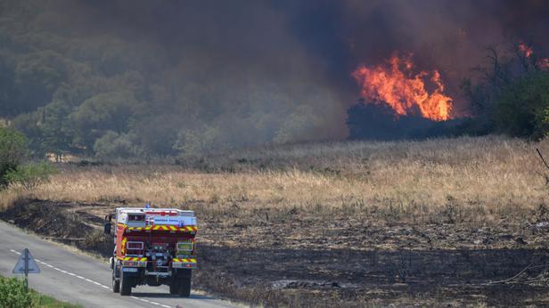  les images de l'impressionnant feu de forêt qui a déjà ravagé au moins 100 hectares