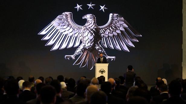 les images de l'aigle royal, nouvel emblème national post-Assad