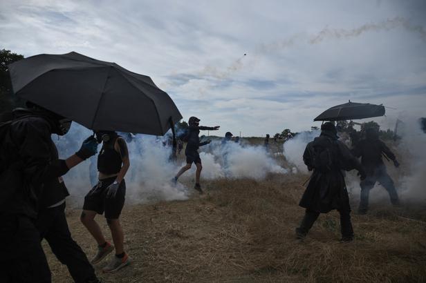  les gendarmes déployés dans les champs face aux manifestants de la «Turboteuf»