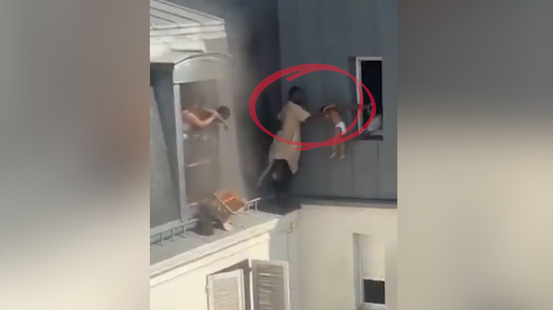 Perché au sixième étage, un homme sauve trois enfants d’un appartement en flammes à Paris Compte TikTok de @diya.pcsso