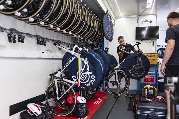  la formation Cofidis victime d'un vol de vélos avant la 2e étape