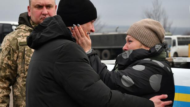 Un prisonnier, Ivan Katyshev, retrouvant sa mère Lyudmila.