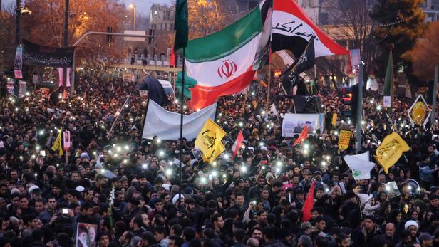 Une foule d'Iraniens, à Mashhad, rendant hommage au général Soleimani tué lors d'un raid américain. Son assassinat a torpillé les dernières chances de sauver l'accord sur le nucléaire iranien conclu en 2015.