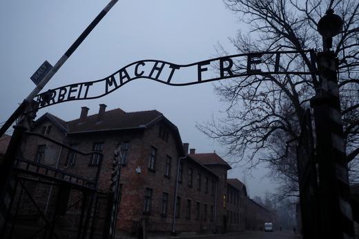 « Le travail rend libre», célèbre inscription marquant l'entrée du camp d'extermination Auschwitz-Birkeneau, où près d'un million de Juifs furent tués.