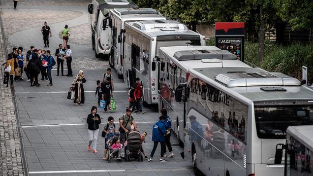 Evacuation d'un camp de migrants et de demandeurs d'asile au parc de La Vilette, en août 2019 à Paris.
