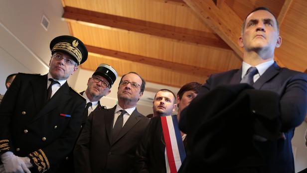 Alain Thirion, ancien préfet de Haute-Corse (à gauche), aux côtés de François Hollande et Gilles Simeoni, président du conseil exécutif de Corse, à Bastia en novembre 2016.