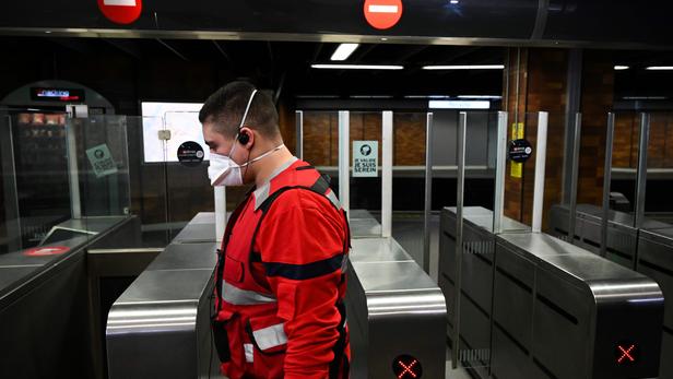 Les masques de protection FFP2 sont équipés d'un dispositif de filtration des poussières et des agents pathogènes.