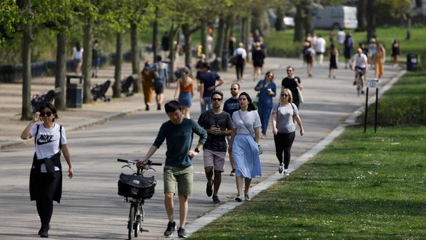 Malgré l'augmentation du nombre de décès, les Londoniens sont sortis se promener dans les parcs de la capitale britannique.