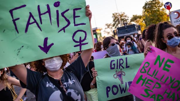 L'on peut lire «Prostituée» et «Girl Power» sur les pancartes tenues par les manifestantes.