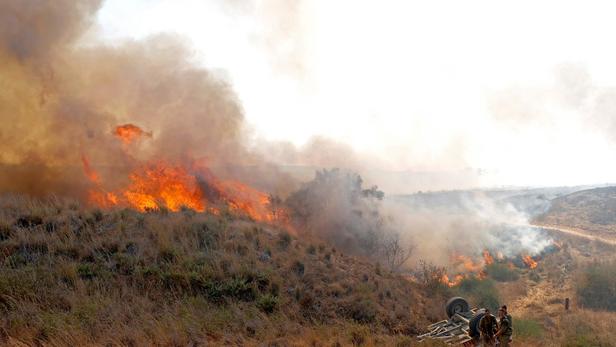 L'armée israélienne a bombardé des positions du Hamas dans la bande de Gaza, en représailles à des lancers de ballons incendiaires.