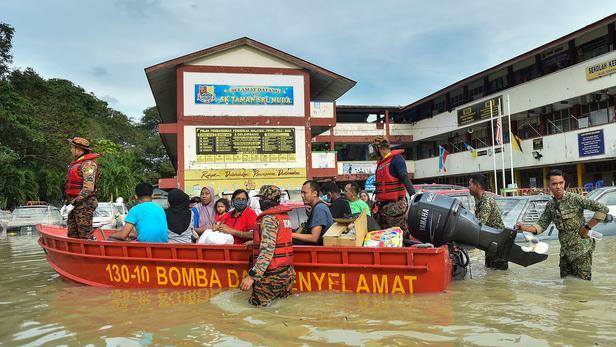 Malaysia 14 Dead And More Than 70 000 Displaced After Exceptional Floods The Limited Times