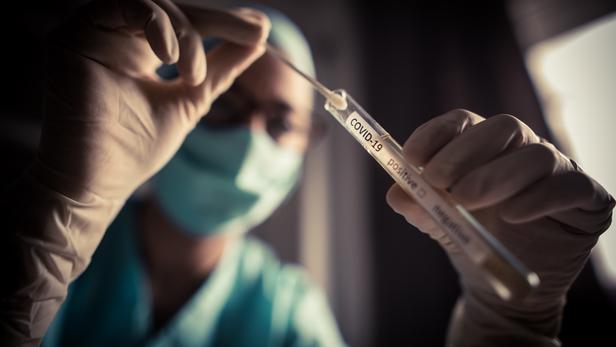 «Il semble d'autant plus urgent de redéfinir notre stratégie de tests que les 60 milliards de déficit cumulé en 2020 et 2021 par l'assurance maladie impose de revenir à une certaine rationalité économique, scientifique et sanitaire».