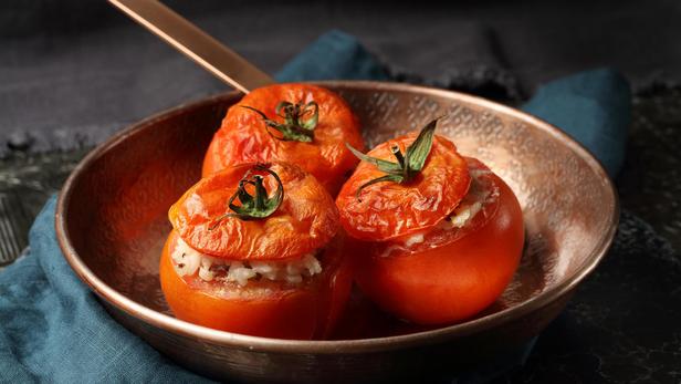 Une recette de tomates farcies facile à réaliser à base de porc, de veau haché, de riz, de pain rassis et de multiples aromates.