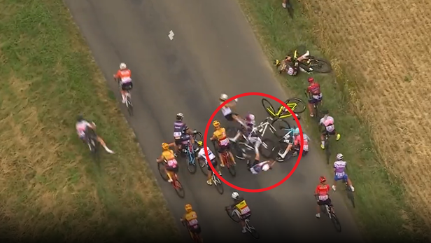 Tour de France Femmes énorme chute dans le peloton lors de la 2e étape