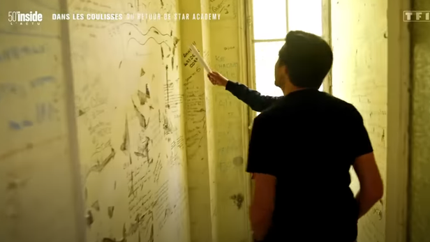 Retour à L'instinct Primaire : Seul Au Monde Saison 14 Que cachent les toilettes du château de la «Star Academy»