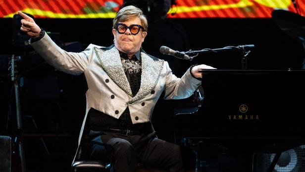 Elton John Fait Ses Adieux Au Public Britannique Sur La Scène De ...