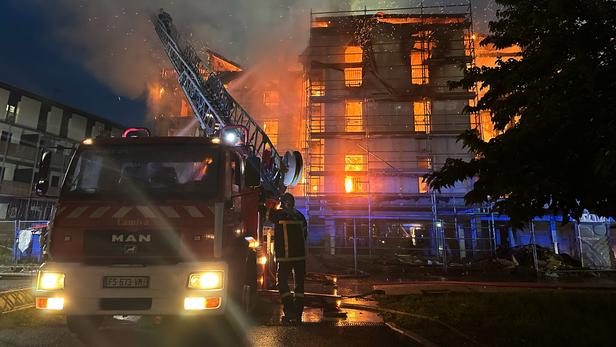 L’incendie s’est déclaré avant 5 heures, ce mercredi. Une enquête est en cours pour déterminer les origines des flammes.