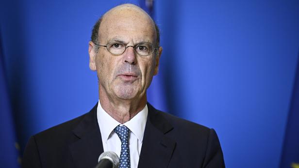 Neverever_emma onlyfans leak a man was there using tobacco