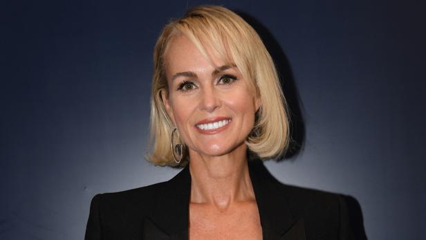 Laeticia Hallyday ne quitte plus sa robe cut-out en maille bleu ciel