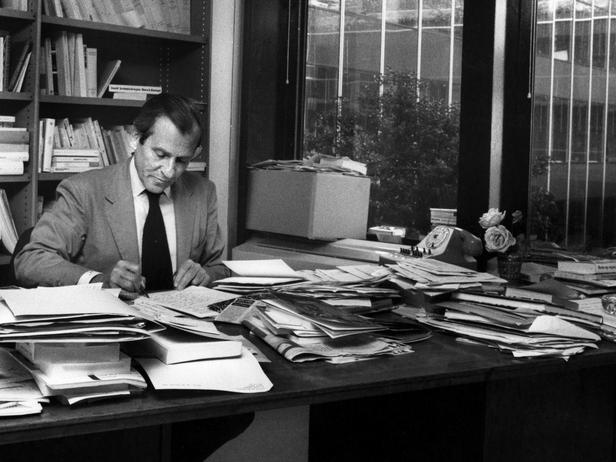 En 1974, Jean d’Ormesson prend les rênes du Figaro afin d’en faire un grand journal libéral