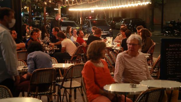 Réouverture des bars: des Parisiens ont profité des terrasses dès minuit