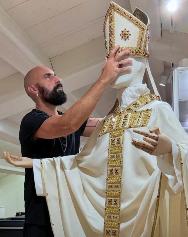 L’homme qui habille le pape Léon XIV est italien, tatoué et parfumeur