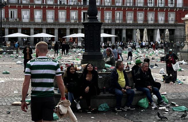 La Plaza Mayor de Madrid transformée en dépotoir après le passage ses supporters du Celtic