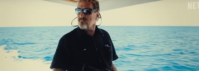 Yacht blindé, millions en cash... L'autopromotion posthume du sulfureux John McAfee sur Netflix