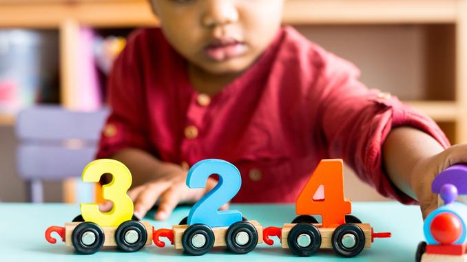 À seulement 2 ans, ce bébé arrive à résoudre des problèmes de maths