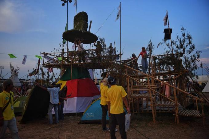 De nombreux drapeaux multicolores, tipis blancs et chapiteaux ont été dressés pour l'occasion.