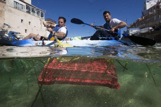 Les concurrents doivent parcourir 8 kilomètres du littoral marseillais et ramasser le plus de déchets possible.