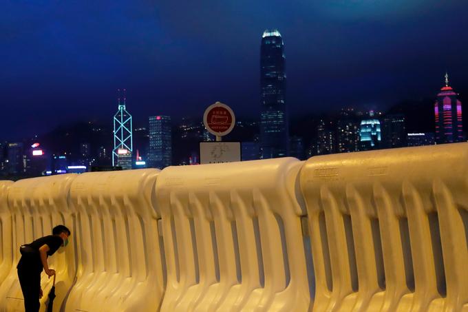 La nouvelle gare de West Kowloon était quasiment bouclée par la police et entouré de lourdes barrières de sécurité en plastique remplies d'eau