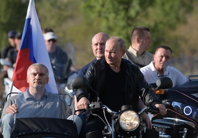 Vladimir Poutine, Sergei Aksenov et derriÃ¨re le prÃ©sident russe, le maire de SÃ©bastopol Mikhail Razvozhaev.
