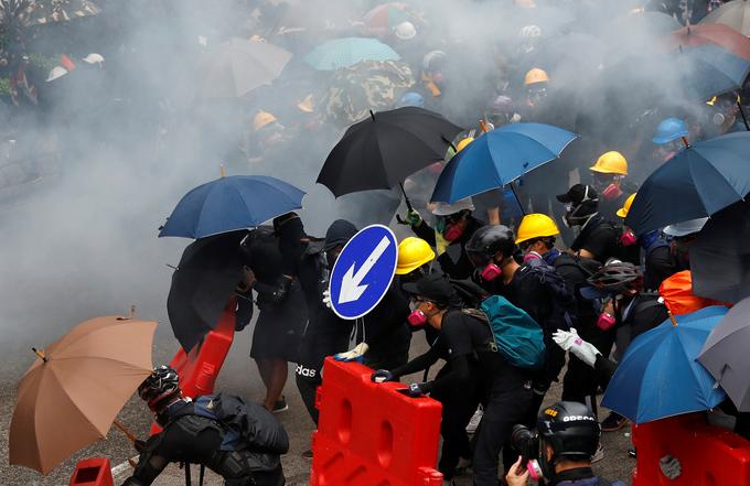 La police a tiré des gaz lacrymogènes.