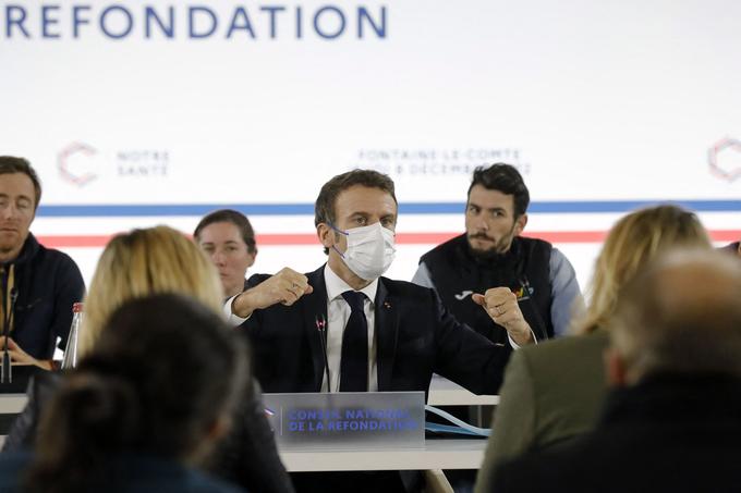 Emmanuel Macron portait un masque lors de la séance du Conseil national de refondation (CNR) sur la santé le 8 décembre à Fontaine-le-Comte, près de Poitiers.