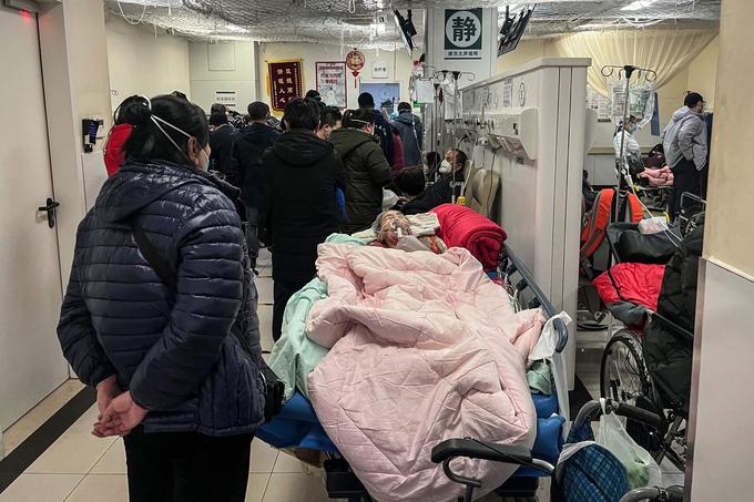 Un patient est soigné sur un lit dans un couloir du service des urgences d'un hôpital de Pékin, le 3 janvier 2023.