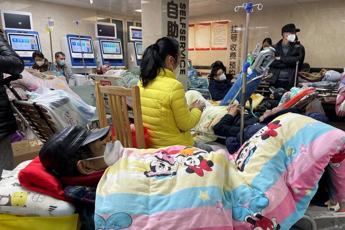 Des patients sont allongés sur des lits et des civières dans un couloir du service des urgences d'un hôpital à Shanghai, le 4 janvier 2023.