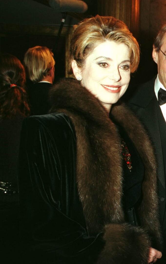 PHOTOS - Catherine Deneuve : ses plus beaux looks aux César des années ...