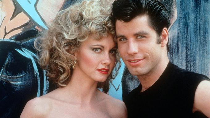 Olivia Newton-John et John Travolta prennent la pose ensemble. (1978.)