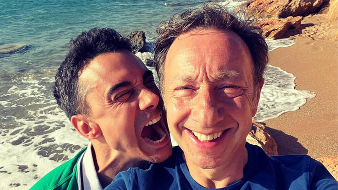Stéphane Bern et son compagnon Yori Bailleres : la photo en amoureux sous  le soleil de Paros